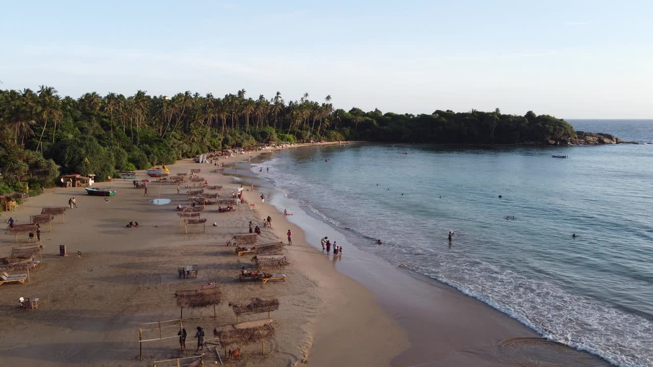 鸟瞰碧绿的大海和汹涌的波涛。印度洋。Dikwella海滩。斯里兰卡视频素材