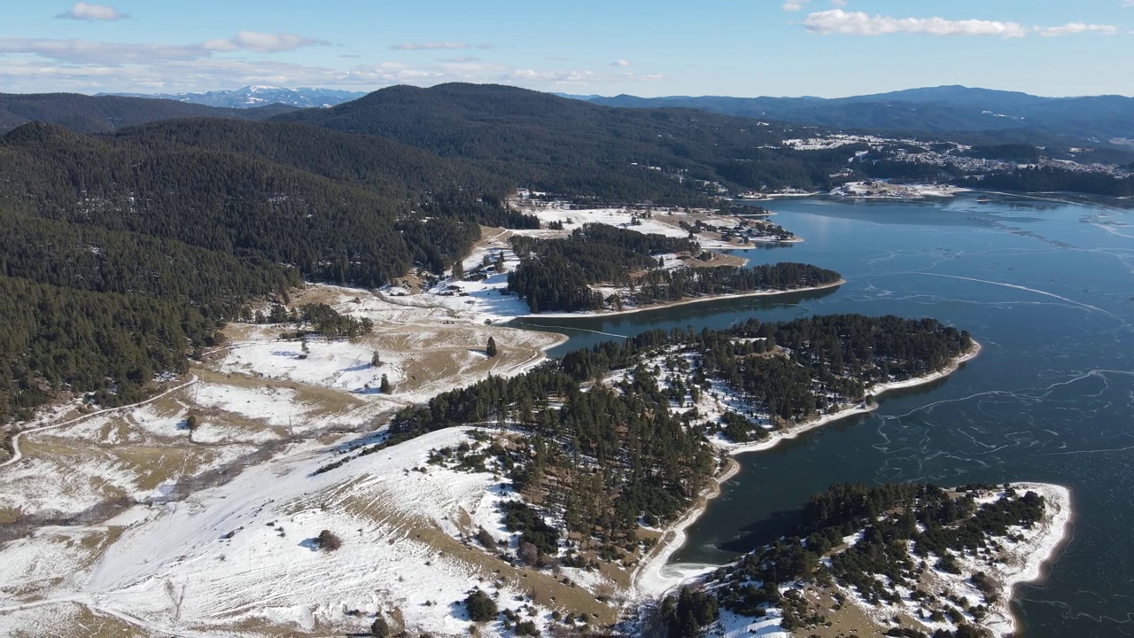 保加利亚，多贝特水库被冰覆盖的冬季鸟瞰图视频素材
