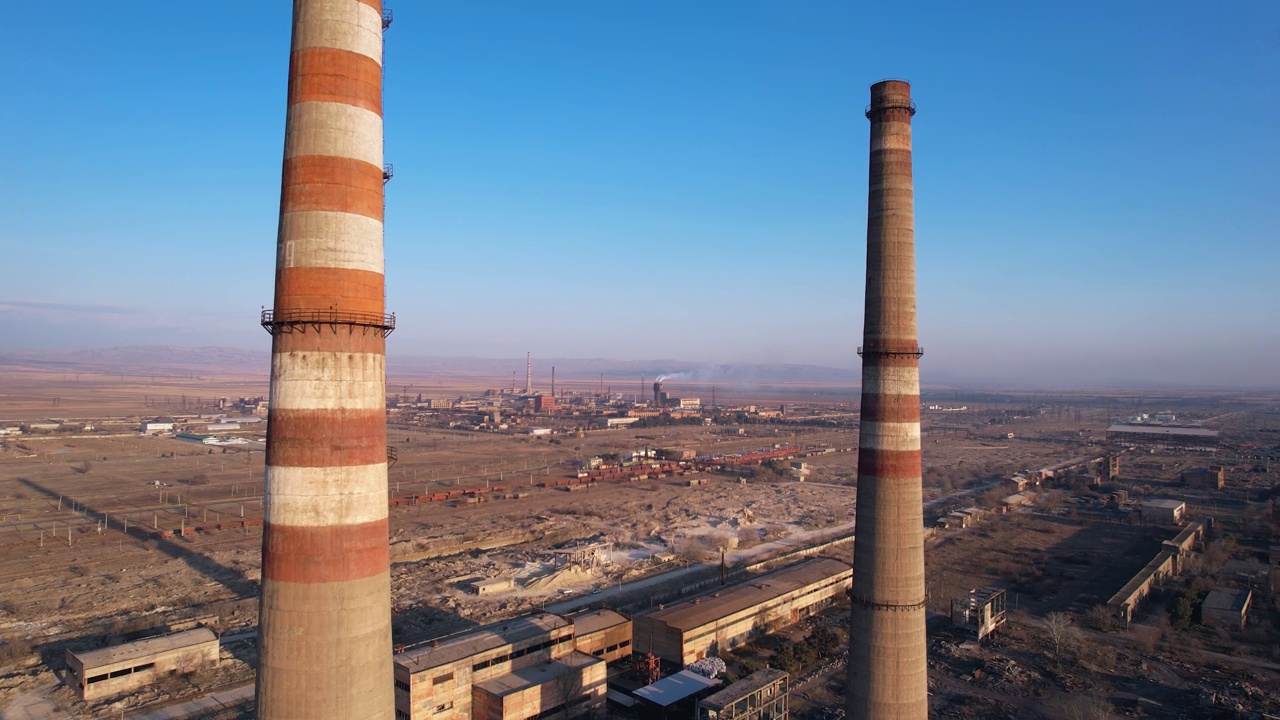 工厂管道和空气污染天线视频素材