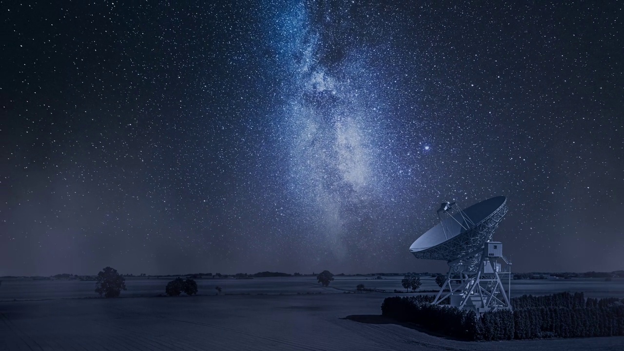 天文台正在寻找太空信号。夜晚的天文台。视频素材