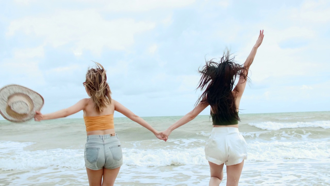 好玩的情侣朋友在海滩上玩得很开心视频下载