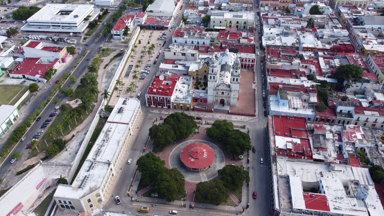 坎佩切市中心和大教堂的鸟瞰图视频素材
