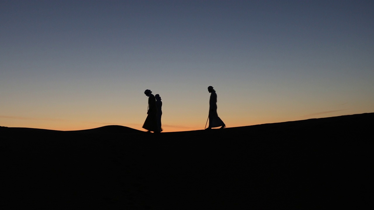 黄昏时分沙漠中的阿拉伯人视频素材