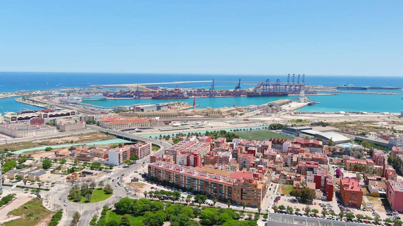 瓦伦西亚:西班牙著名城市的鸟瞰图，城市港口和地中海清澈的海水——从空中俯瞰欧洲的景观全景视频下载