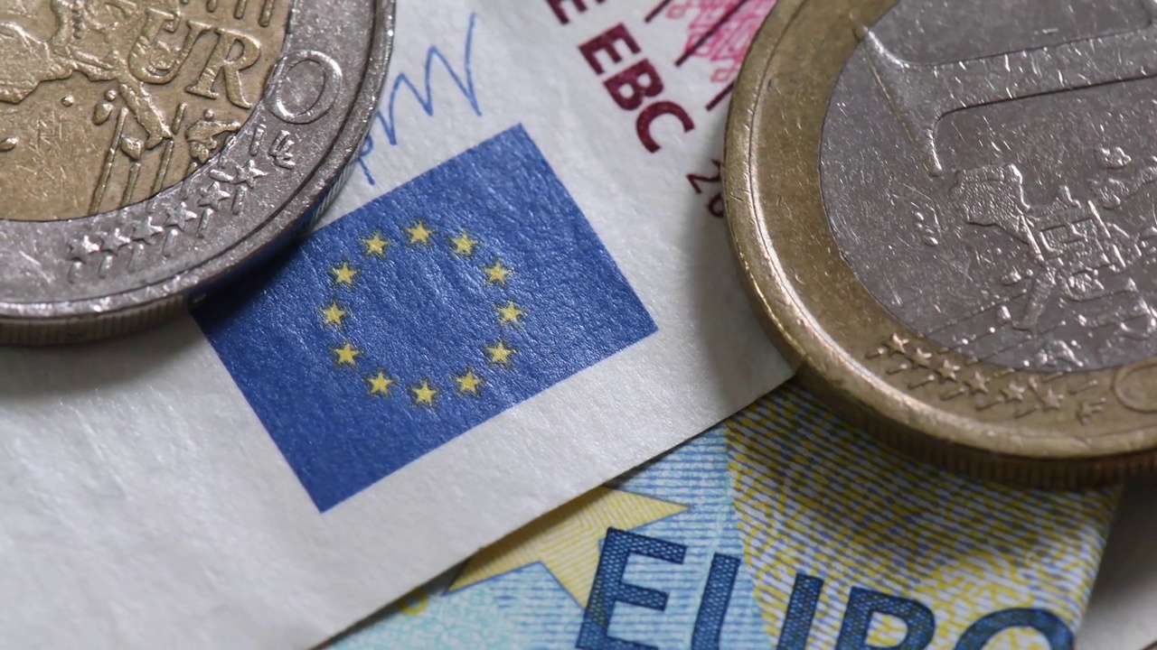 欧元现金详情:钞票和硬币缓慢旋转视频下载