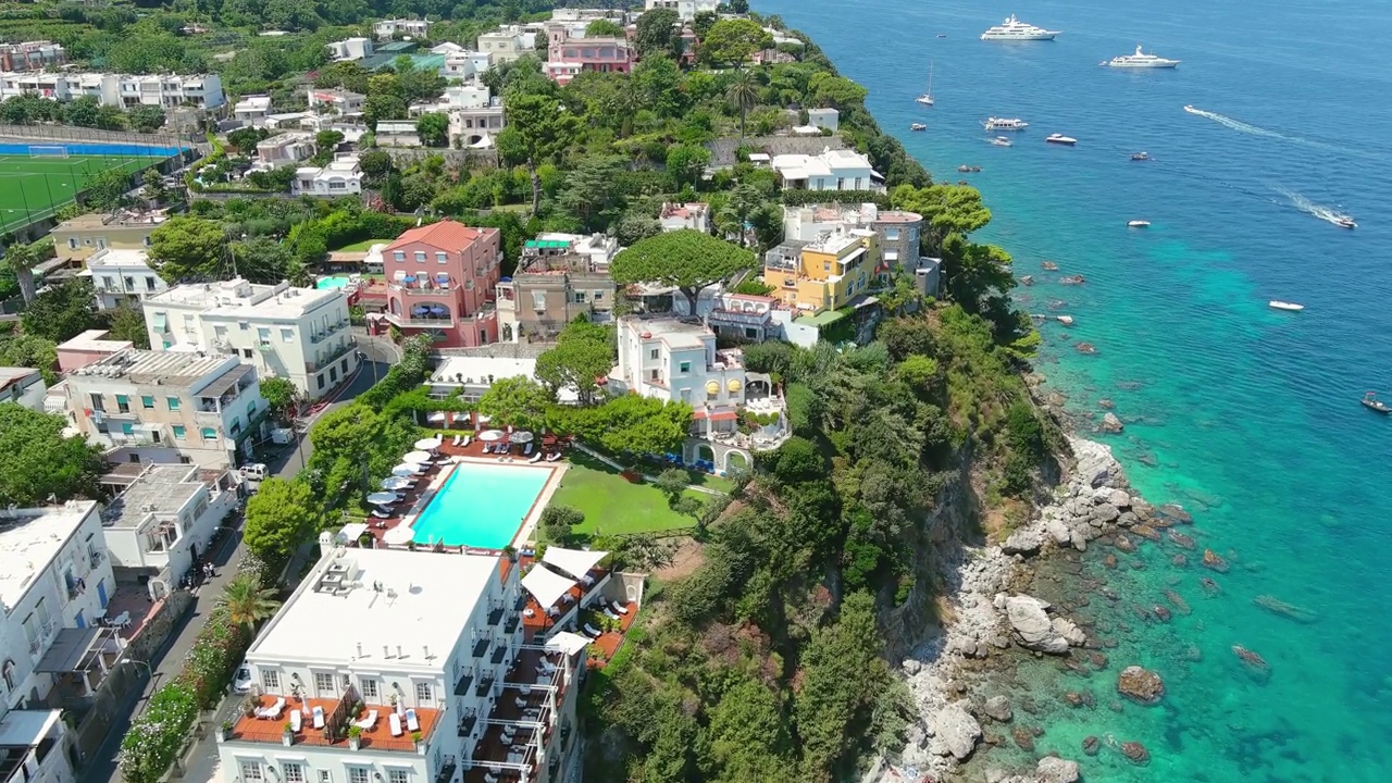 意大利卡普里岛:那不勒斯附近著名的意大利岛屿的鸟瞰图，北部的大码头，清澈的蓝绿色海水和海滩，从上面俯瞰欧洲的景观全景视频下载