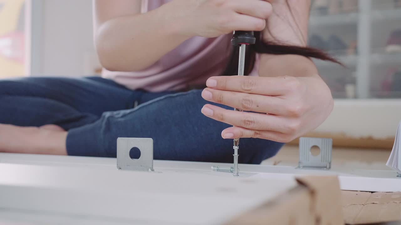 女人用螺丝刀DIY橱柜家具视频下载