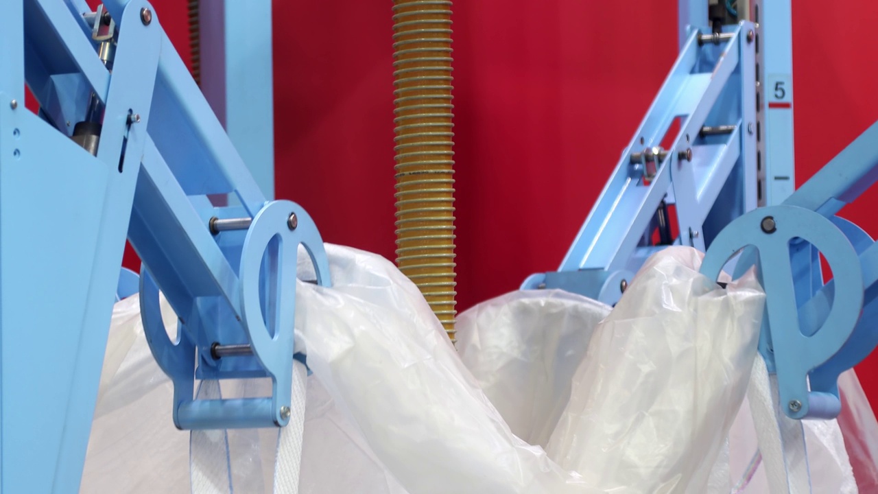 在一家企业，工厂的气动装载机上卸载大袋视频下载