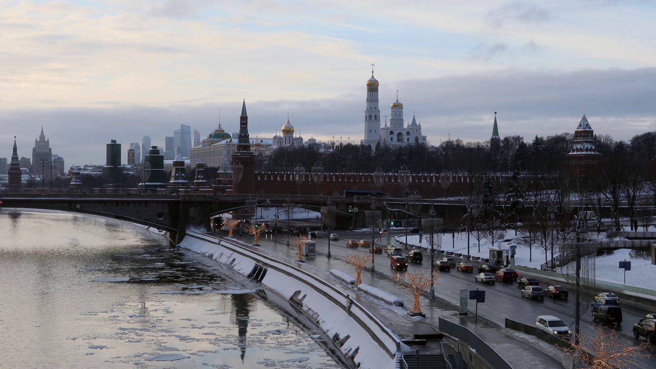 莫斯科克里姆林宫和莫斯科大剧院卡门尼大桥的景色视频下载