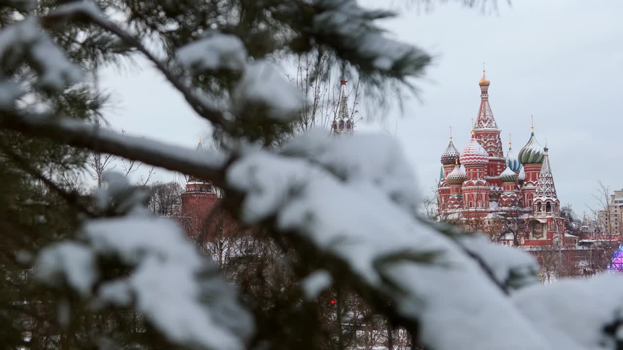 从Zaryadye公园看莫斯科克里姆林宫和圣巴兹尔大教堂视频素材