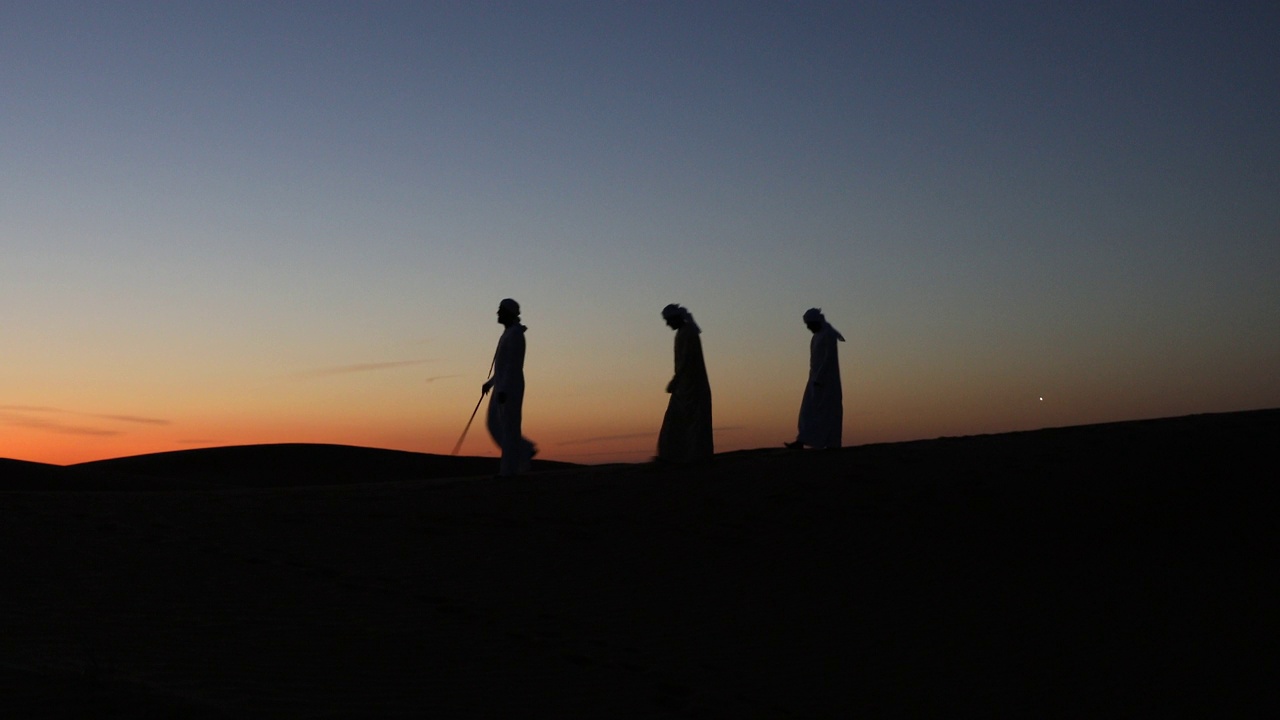 黄昏时分沙漠中的阿拉伯人视频素材