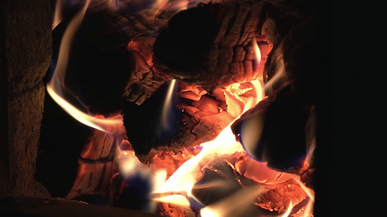 壁炉里燃烧木头的特写镜头，慢镜头。视频素材