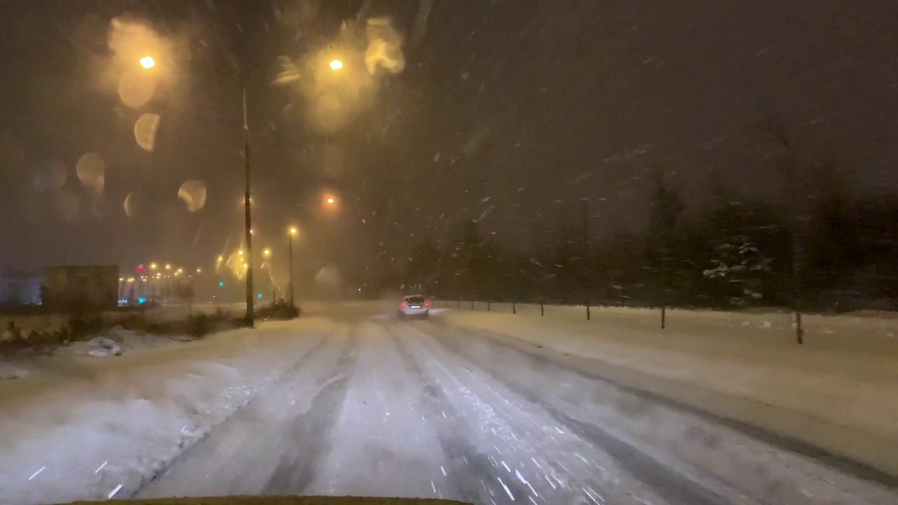 暴风雪在冬季城市汽车POV视频素材