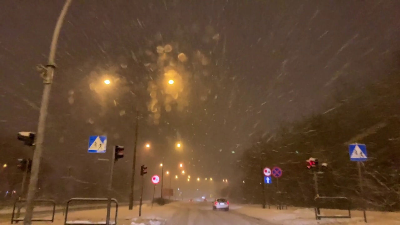 暴风雪在冬季城市汽车POV视频素材