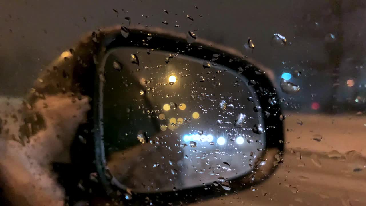 后视镜暴风雪在冬季城市汽车POV视频素材