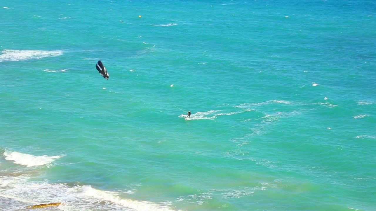在西班牙玩极限风筝冲浪视频下载