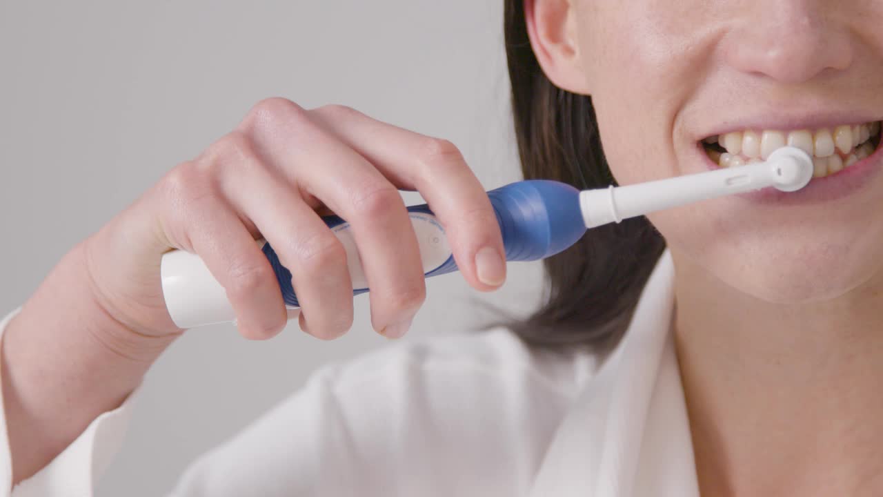 女人刷牙和微笑的特写镜头视频素材