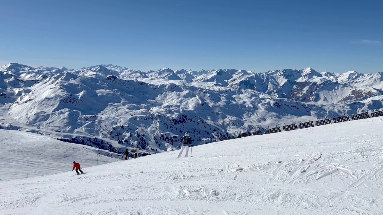 在法国阿尔卑斯山的山坡上滑雪的人视频下载