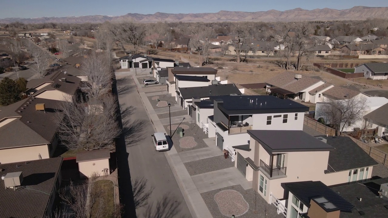 一个新建的微型家庭社区，单家庭住宅的无人机视图视频素材