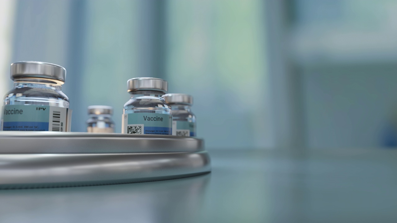疫苗瓶安瓿瓶在输送带生产线上的循环动画视频素材