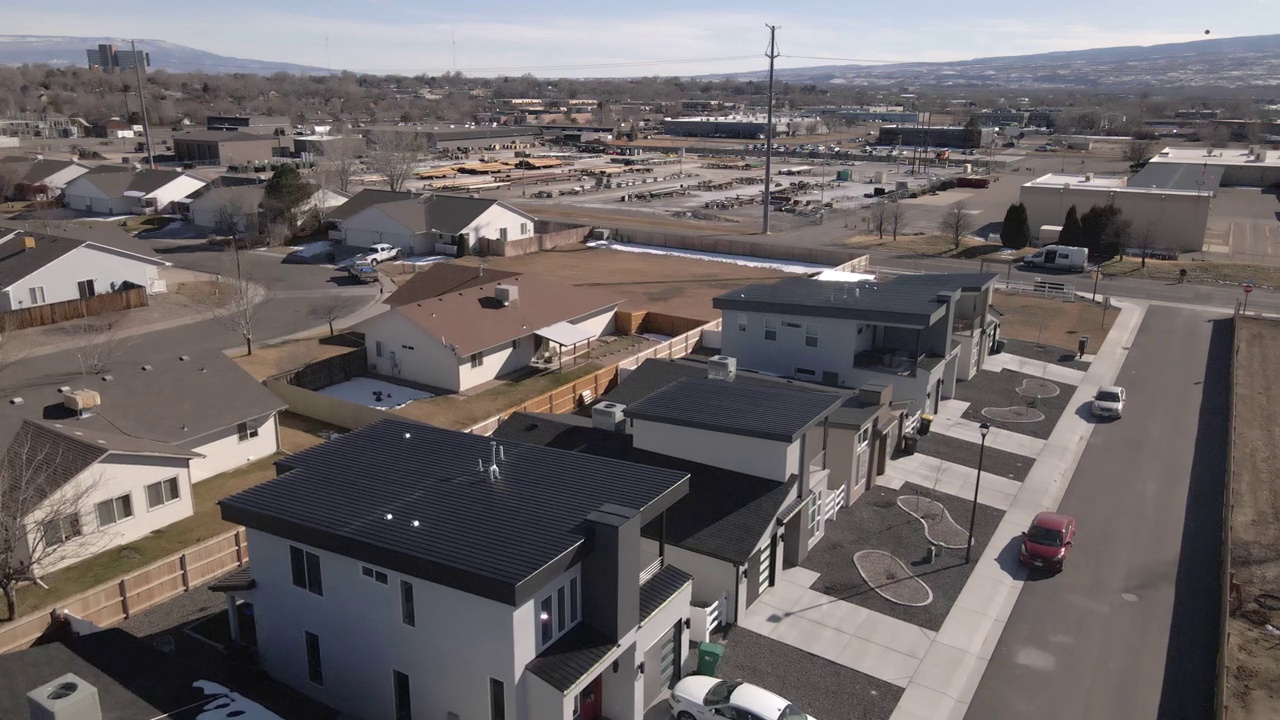 一个新建的微型家庭社区，单家庭住宅的无人机视图视频素材