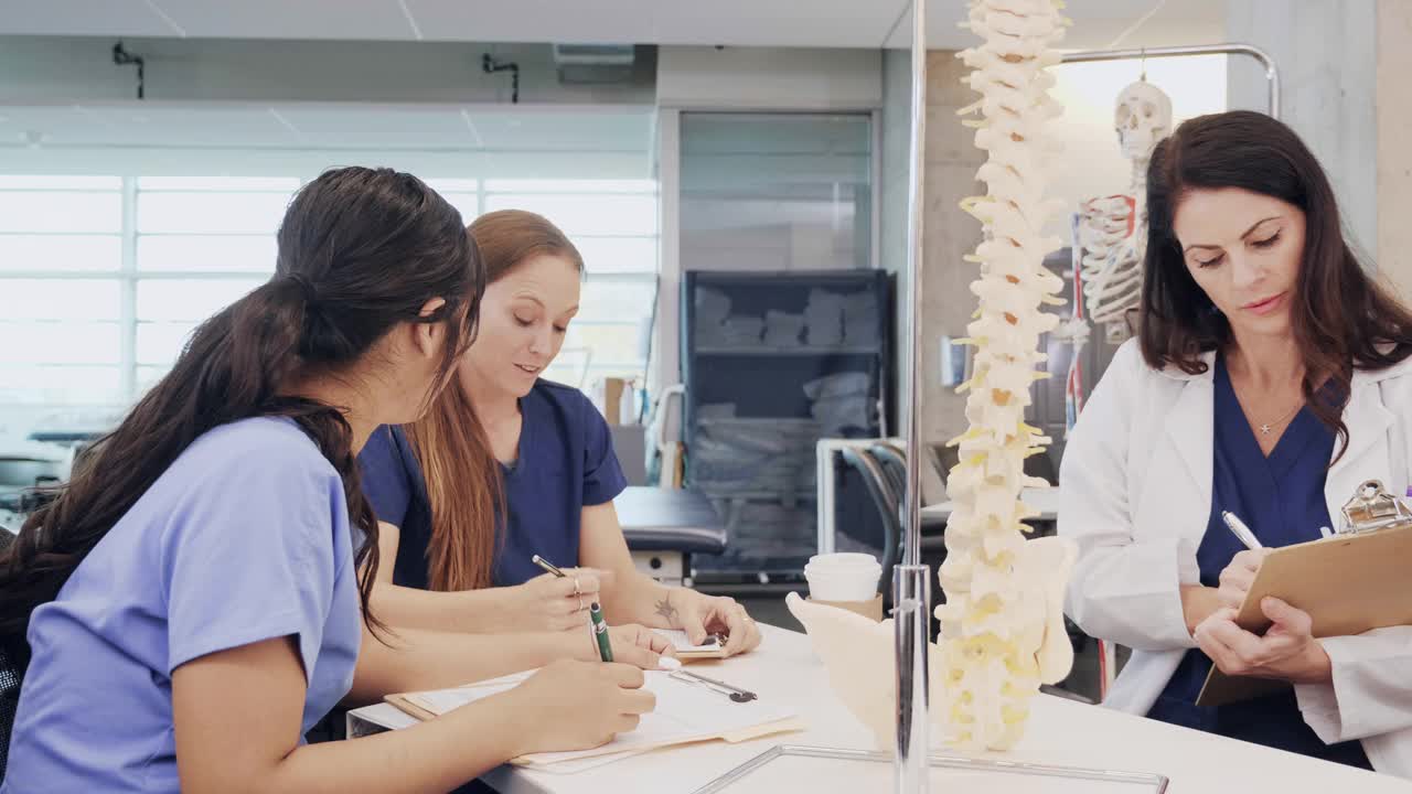 女医科学生学习人体脊柱视频素材