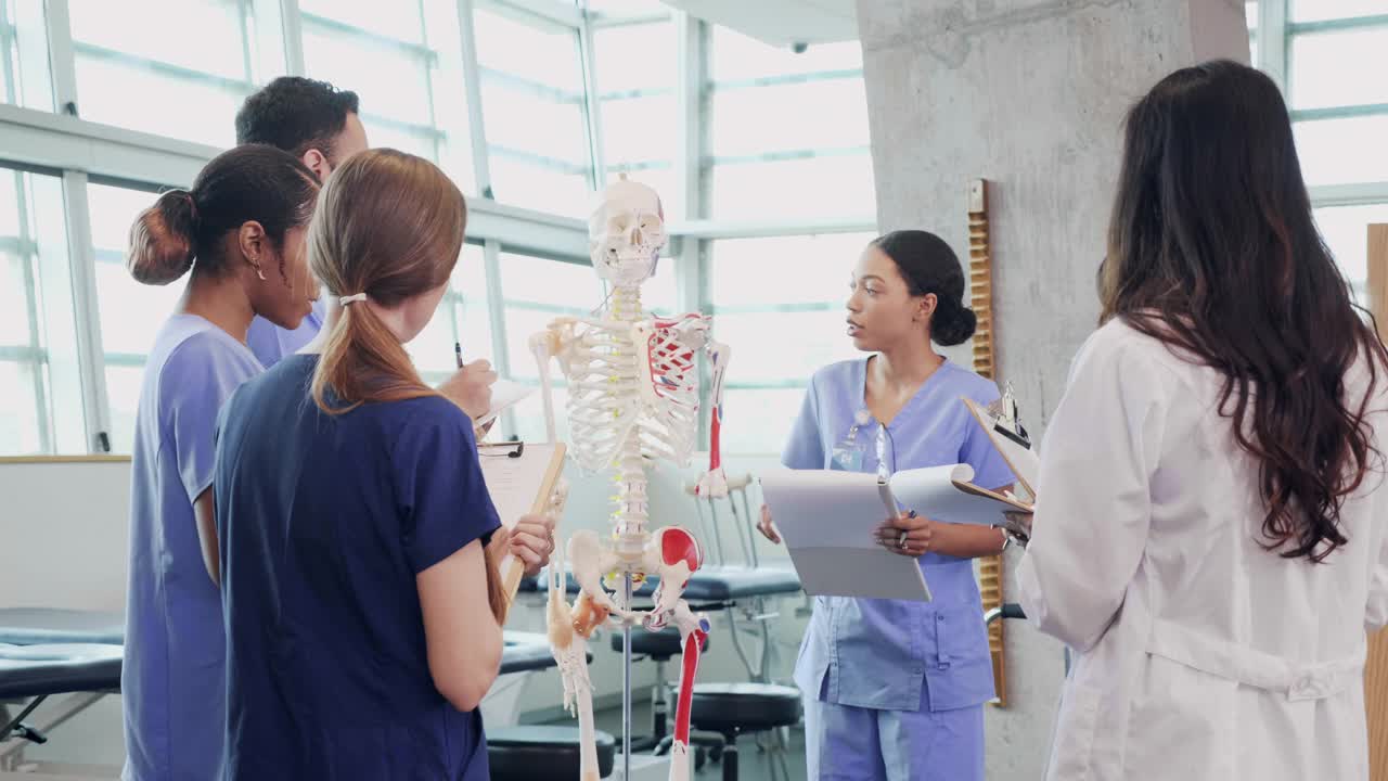 自信的医学院学生做关于人体骨骼系统的报告视频下载