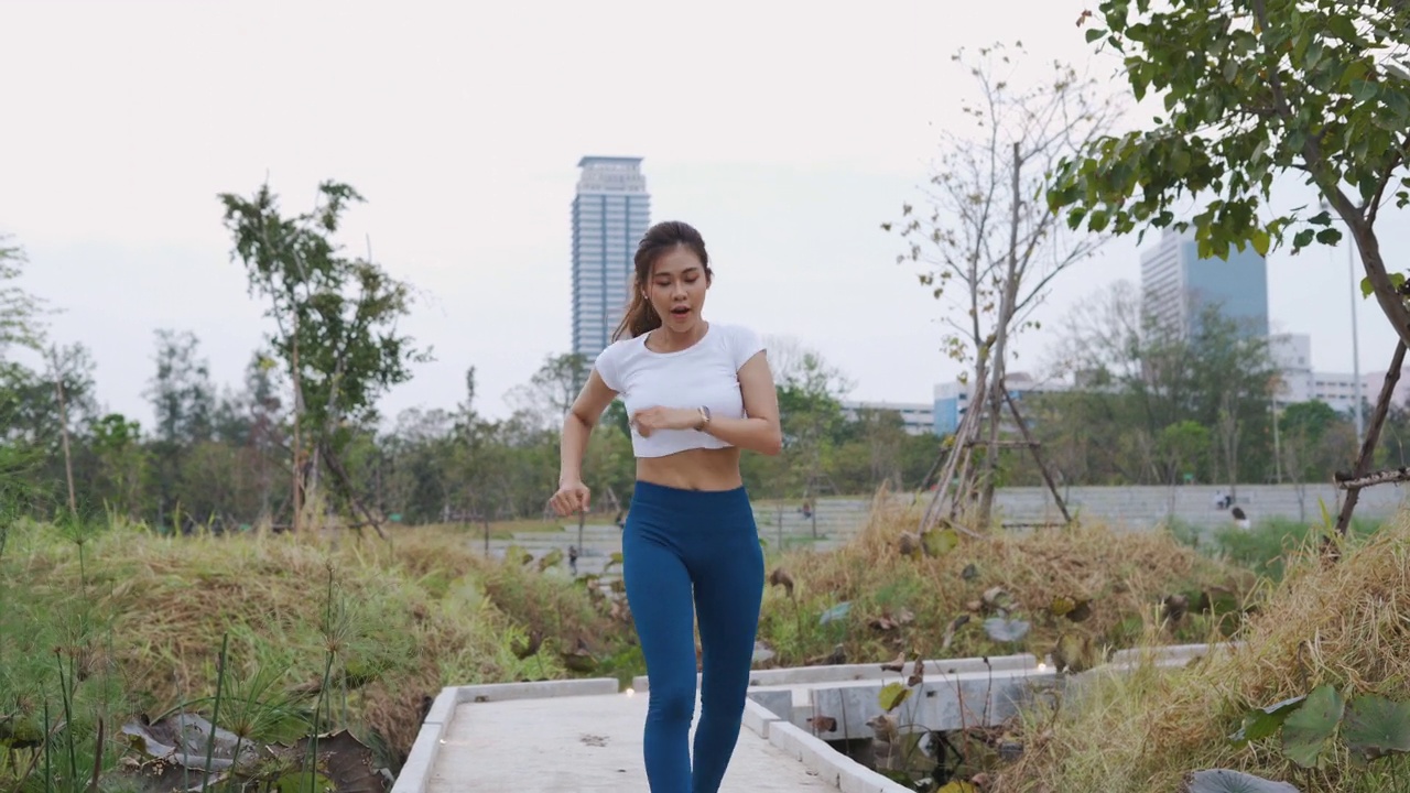 一个亚洲女人在公园里慢跑视频下载