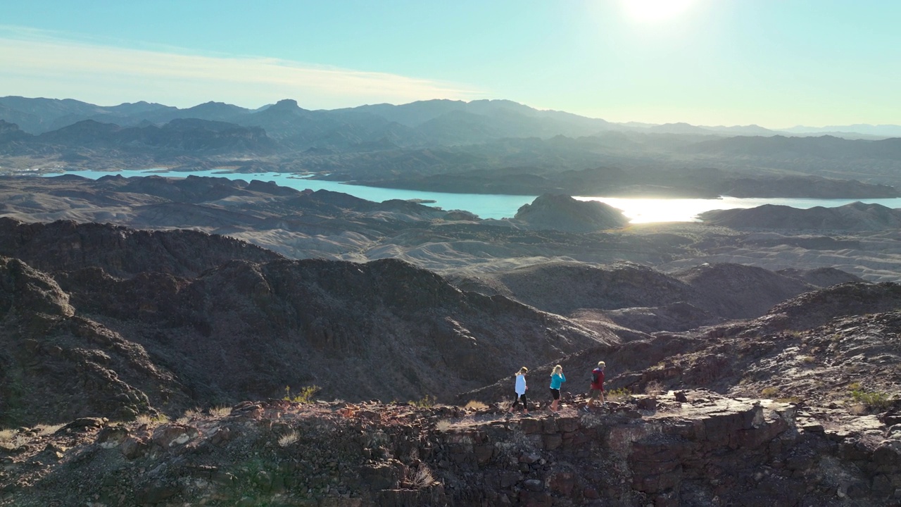 徒步旅行的攀登沙漠地面上的岩石山脊视频素材