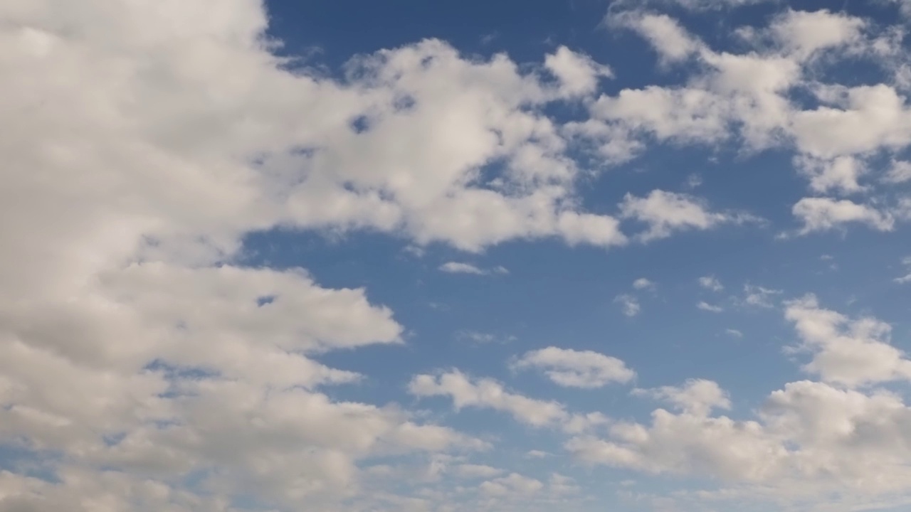 Cloudscape。湛蓝的天空和移动的白云。淡淡的白云在湛蓝的天空中飞舞视频素材