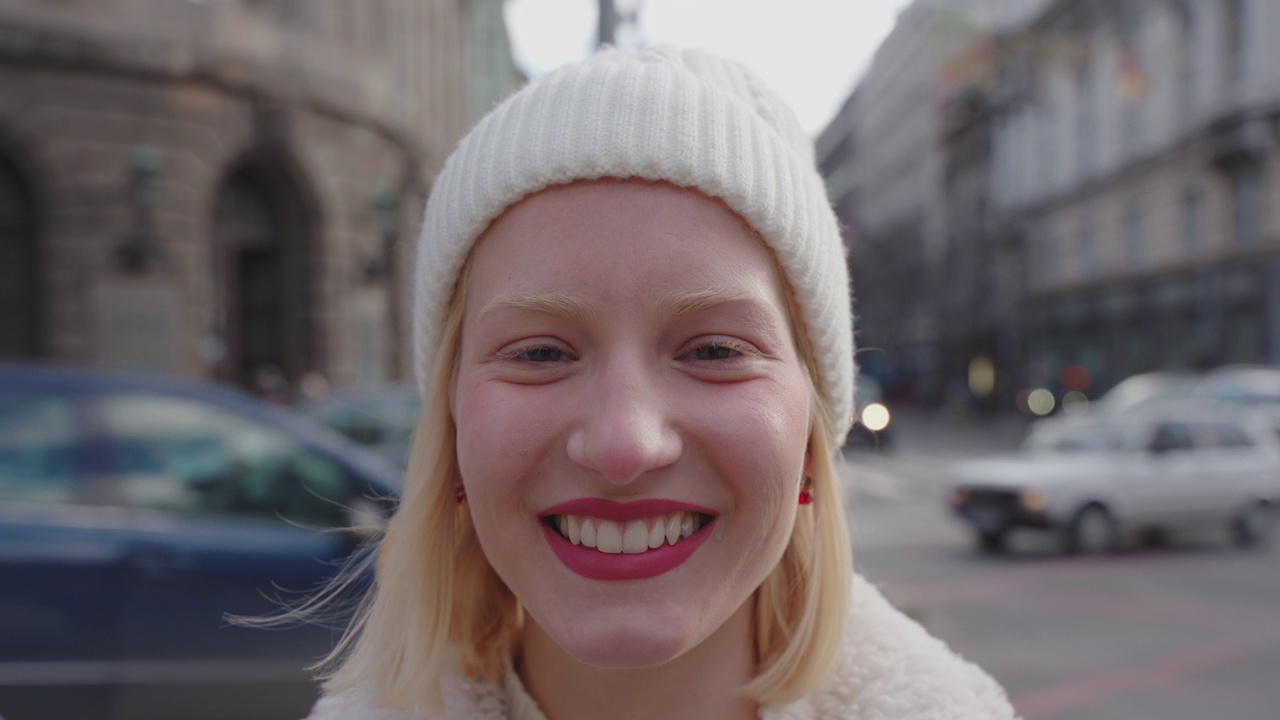 b卷，一名面带微笑的现代年轻女子站在街上视频素材