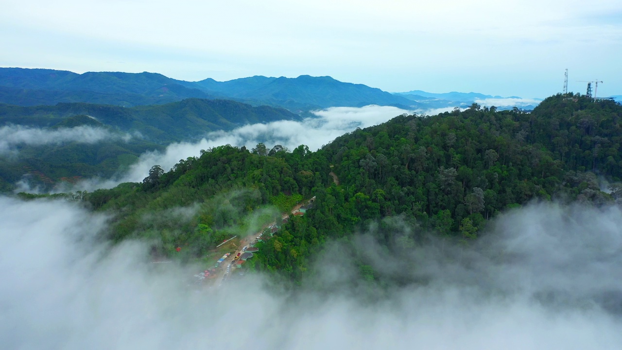 鸟瞰图，雾流覆盖山脉视频下载
