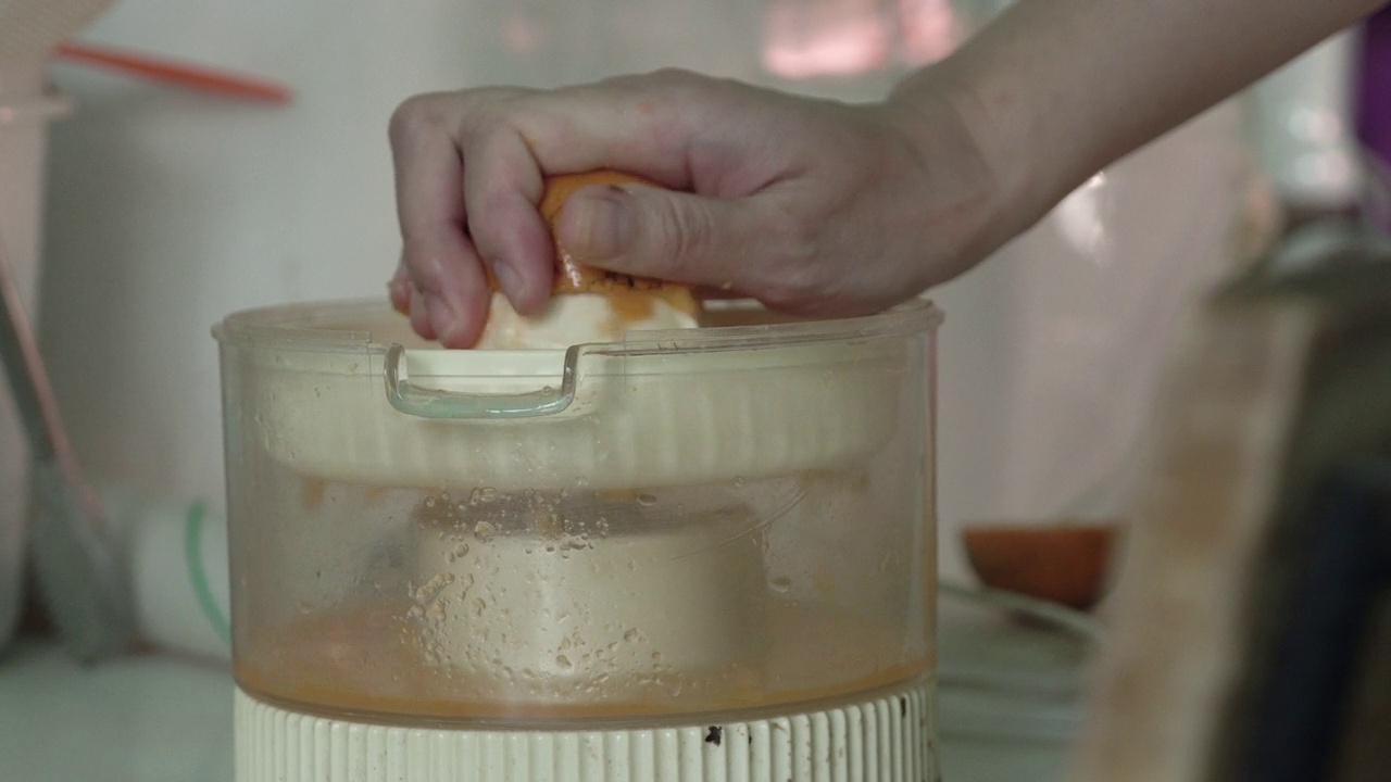 女性制作橙汁的手，特写镜头视频下载