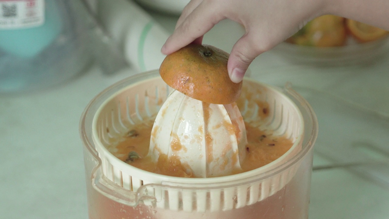 女性制作橙汁的手，特写镜头视频下载