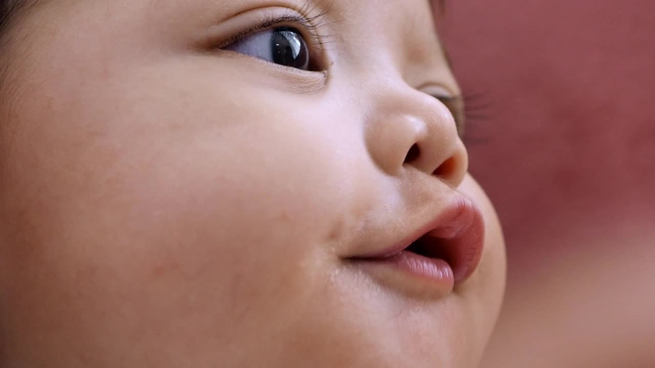 一个小婴儿的特写视频视频素材
