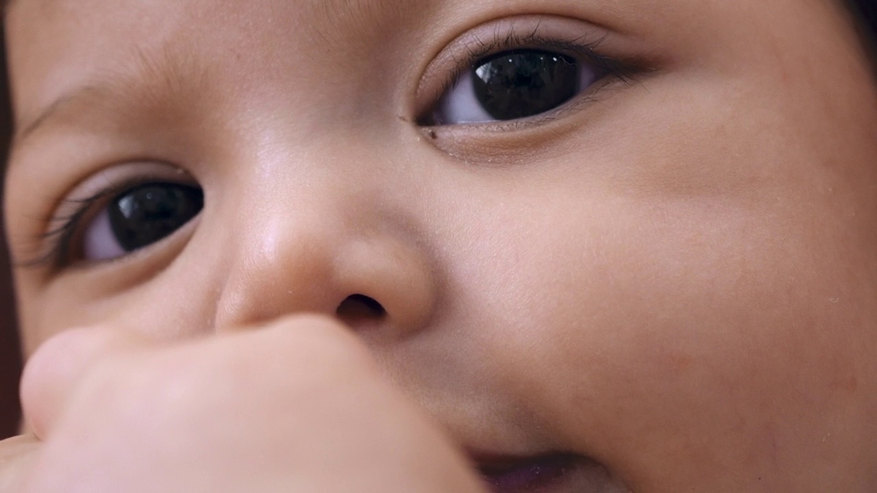 可爱宝宝的肖像(2-5个月)看着相机视频素材