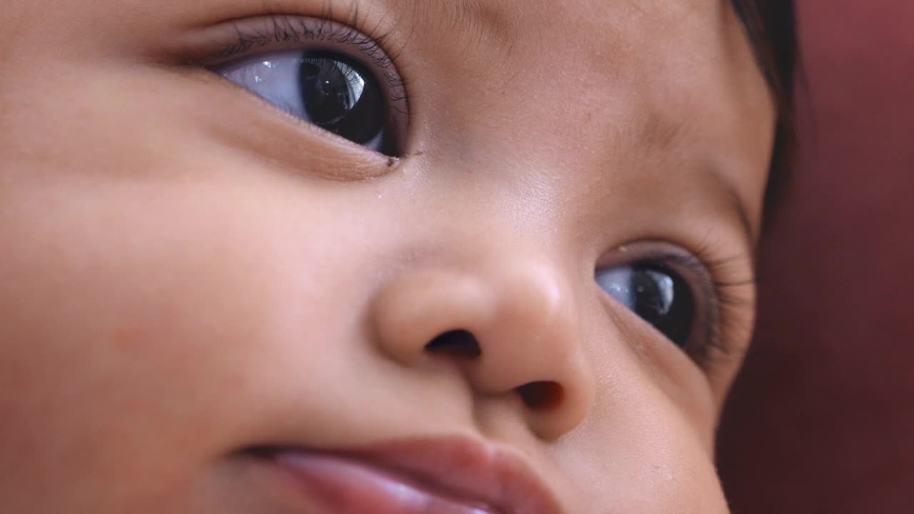 婴儿的眼睛视频素材