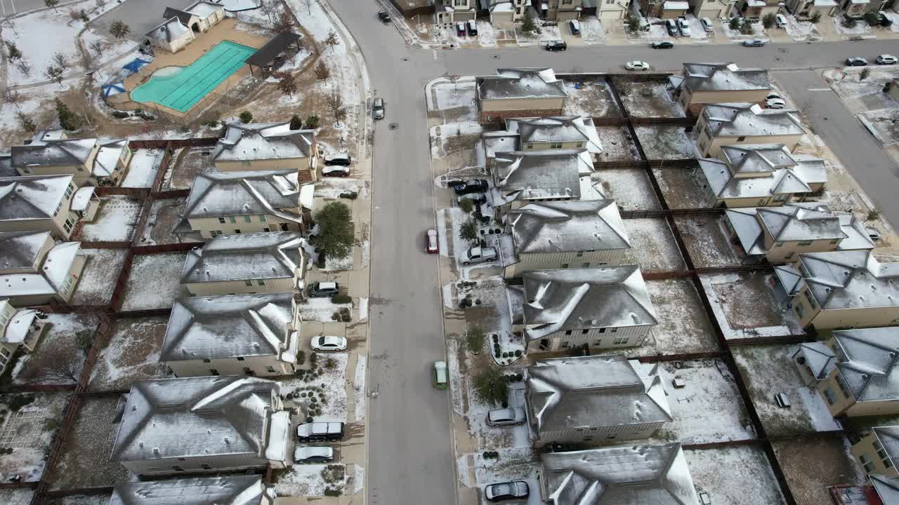 冬季风暴覆盖了冰雪覆盖的房屋视频下载