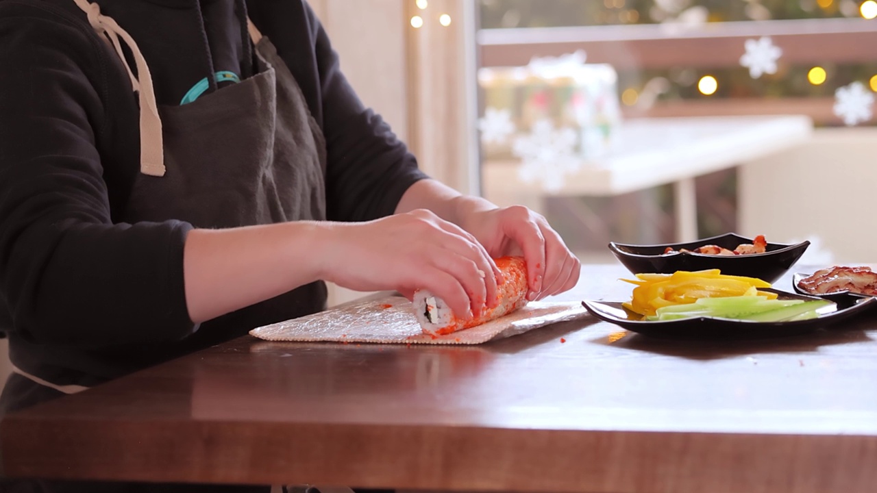 在家厨房做寿司。女人手擀自制寿司。视频素材