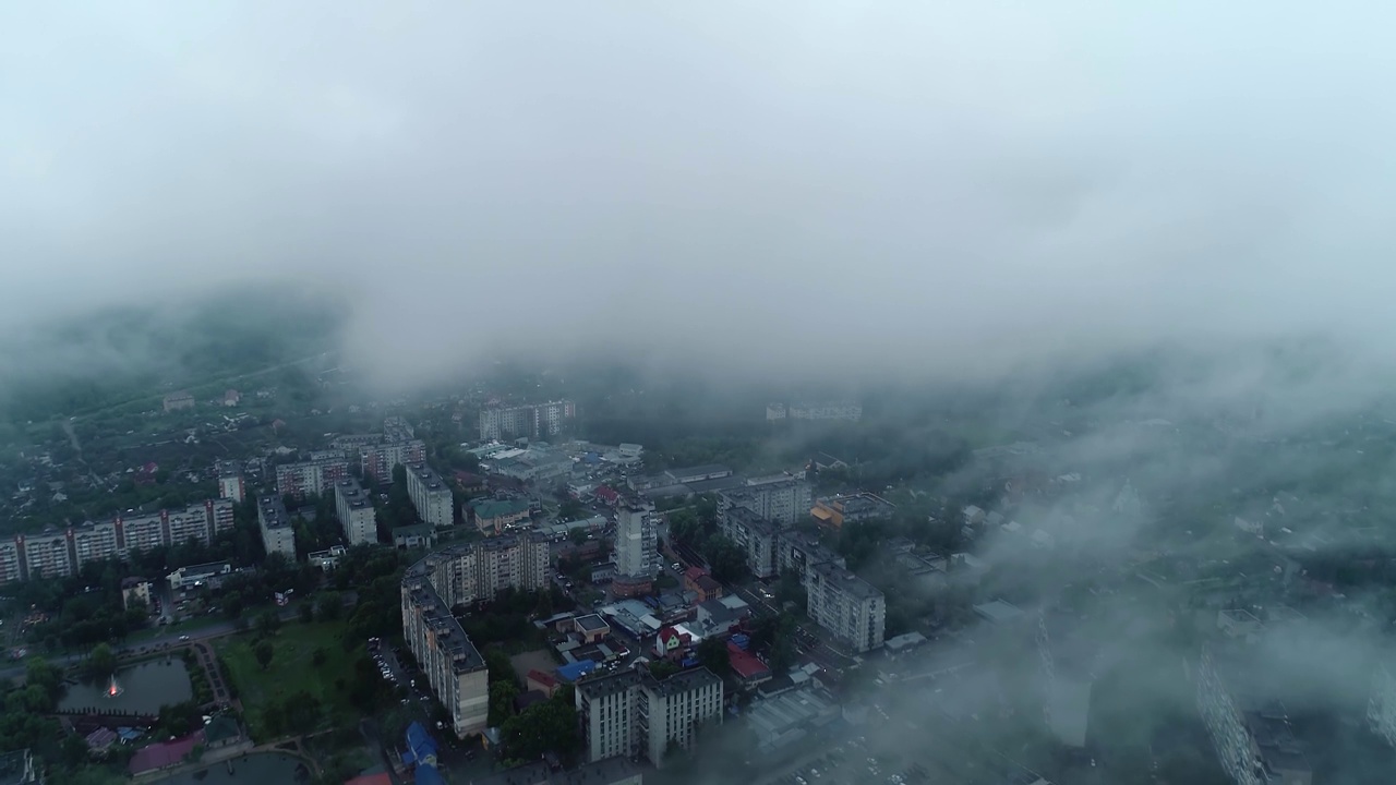 从上空俯瞰笼罩在雾中的城市视频下载