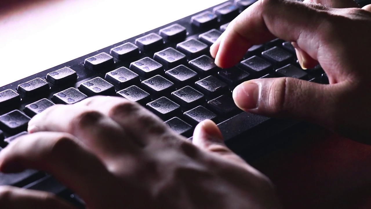 一个人在键盘上打字视频素材