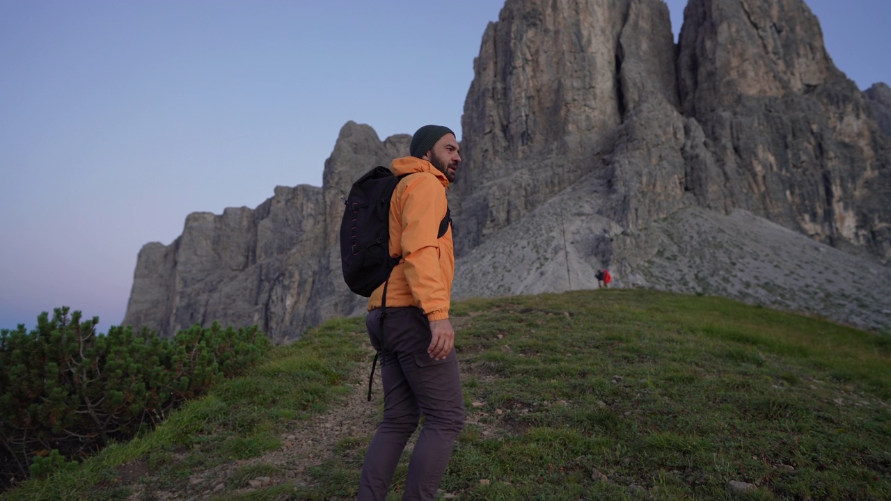 在白云石上徒步旅行:户外探险视频下载