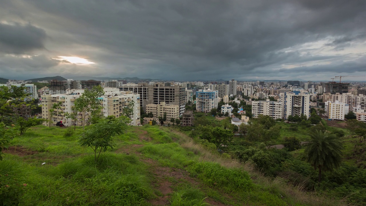 美丽的城市景观，戏剧性的云和一天到晚的时间推移，一个印度城市，印度视频素材