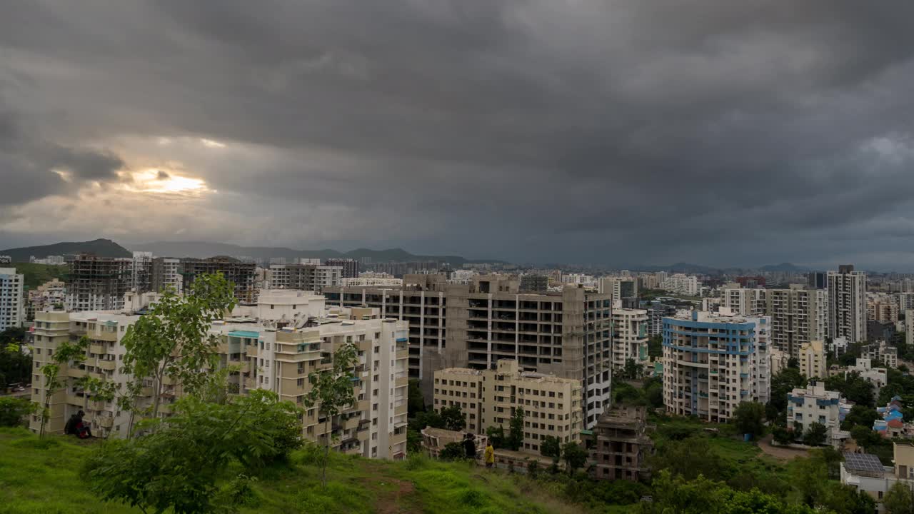 美丽的城市景观，戏剧性的云和日夜时间推移的印度城市浦那，马哈拉施特拉邦，印度视频素材
