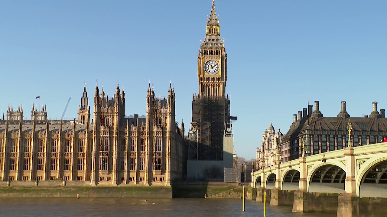 议会大厦和威斯敏斯特桥的景色视频素材