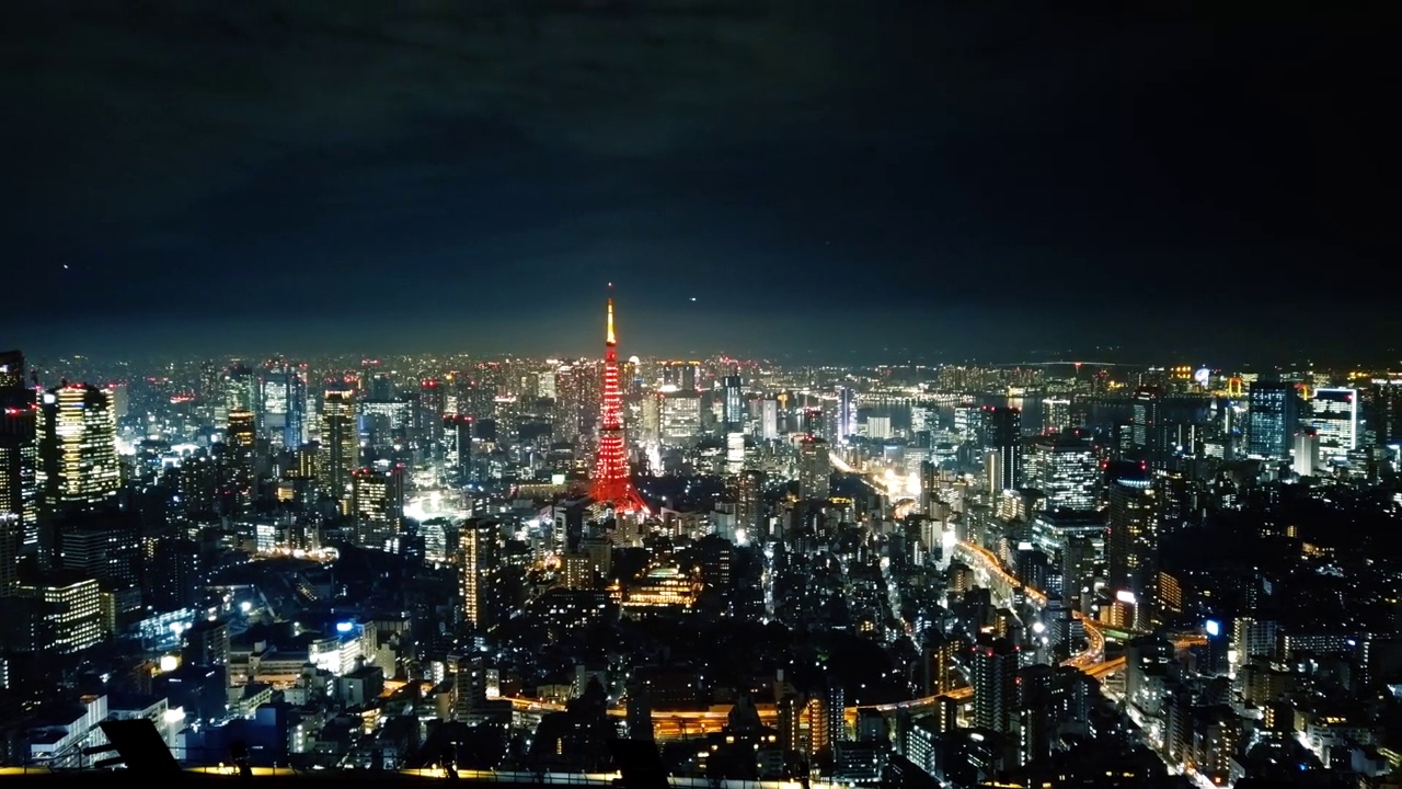 延时摄影俯瞰东京的夜景，东京塔从熄灭到亮红色的过程视频素材