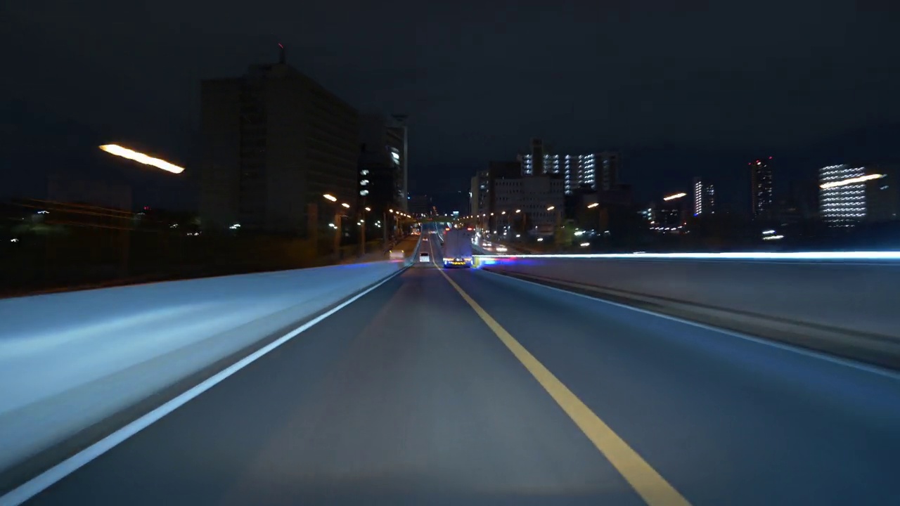 夜间高速公路上行驶的汽车的第一人称视角(时间间隔)视频下载