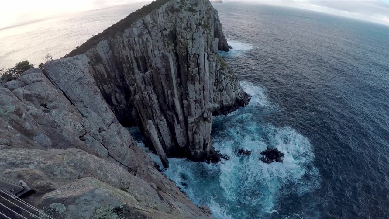 塔斯马尼亚州豪伊角的图腾柱上，海浪拍打着高高的海崖视频下载