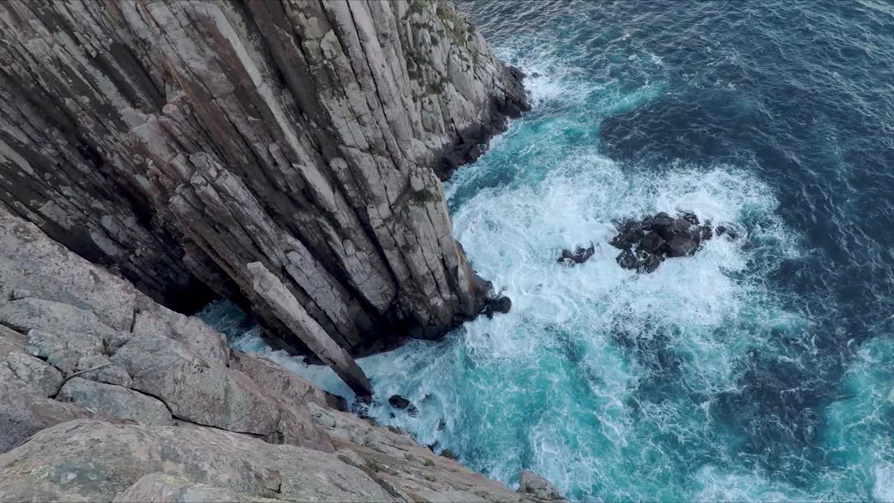 塔斯马尼亚州豪伊角的图腾柱上，海浪拍打着高高的海崖视频下载