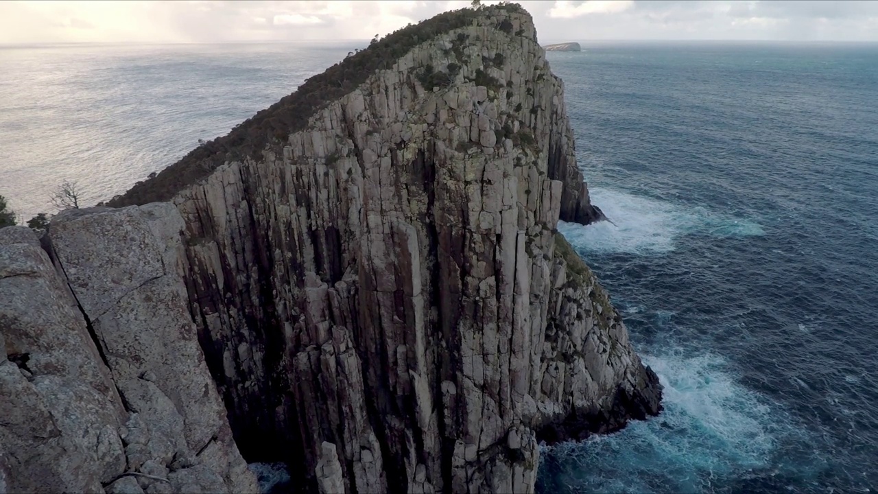 岩石海岸线，海岬，海崖和海浪，豪伊角，塔斯马尼亚视频下载